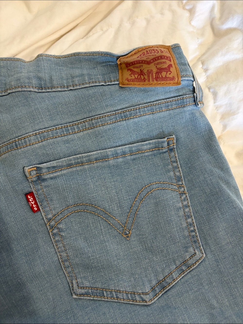 Levi’s Light Blue Denim Roll-Cuff Women’s Shorts - Picture 3 of 4
